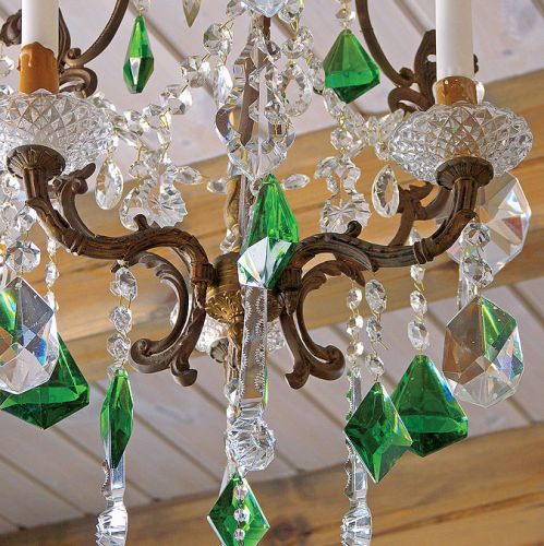 Kryształowy żyrandol. Skandynawski dom w ciepłym stylu prowansalskim