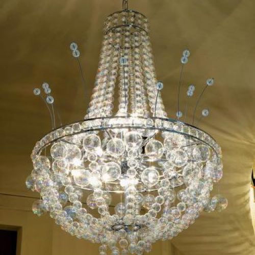 Kryształowy żyrandol... z czułkami. Luksus, wyobraźnia i wygoda