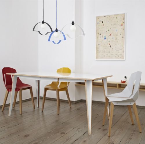 Krzesła Diago, stół Maciek i lampa stołowa. Tabanda