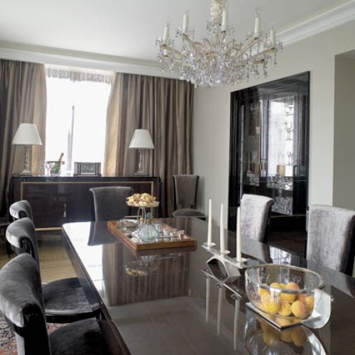 Krzesła do jadalni zrobił Jacek Cygal, znawca art déco.