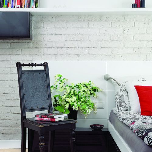 Krzesło ze staroci dodaje troche patyny nowoczesnemu, białemu wnetrzu. Łóżko z MDF-u zrobiona na wymiar, pościel - Home