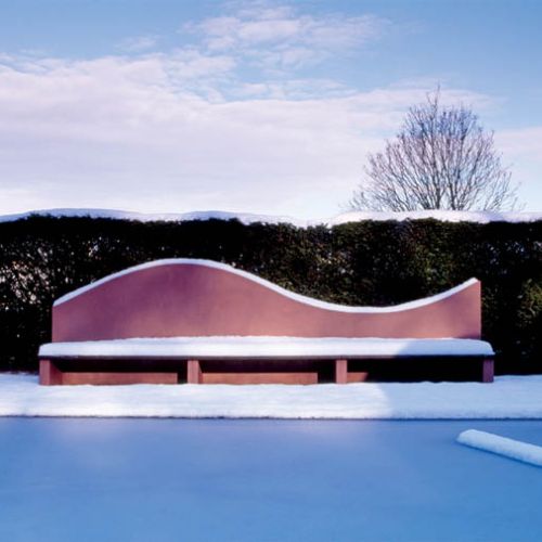 Kształ ławki nawiązuje do falujących żywopłotów.