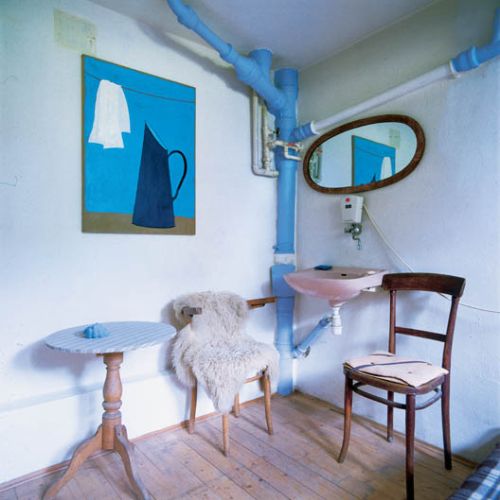 Kto inny pewnie staralby się ukryć rurę kanalizacyjną - Bettina pomalowala ją na niebiesko i uczyniła dekoracją wnętrza.