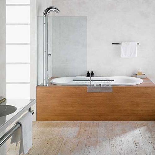 Kto mówi, że nie można mieć wszystkiego?! W wannie Sadler z hydromasażem (190 x 100 cm) zamontowano kolumnę prysznicową