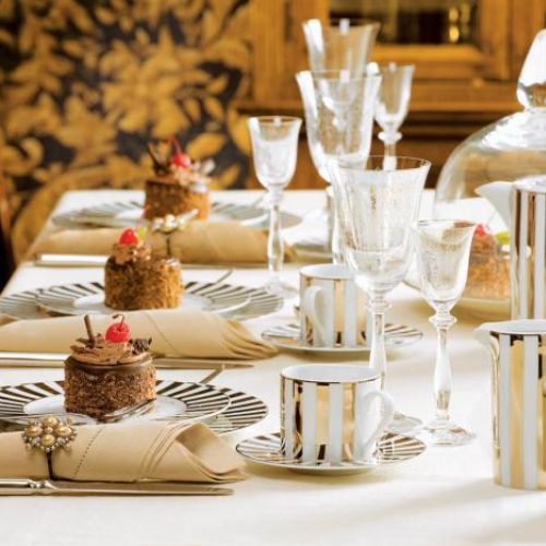 Kubek w złote pasy kosztuje 26 zł, za talerz obiadowy zapłacimy 44 zł. ALMIDECOR