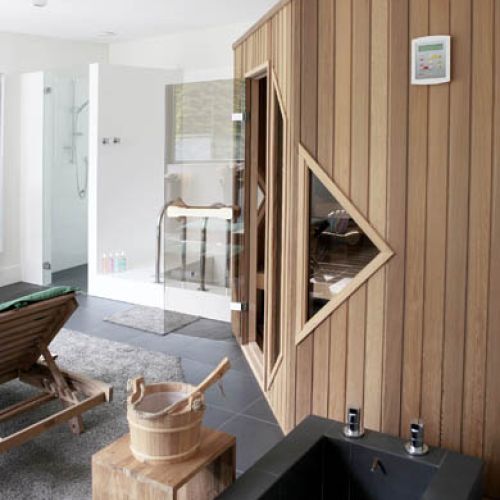 Kubiki stoją pod lasem i wyglądają jak dzieło awangardowego architekta z lat 30. A zaprojektował je dentysta.