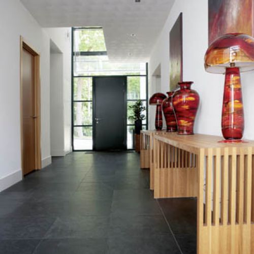 Kubiki stoją pod lasem i wyglądają jak dzieło awangardowego architekta z lat 30. A zaprojektował je dentysta.