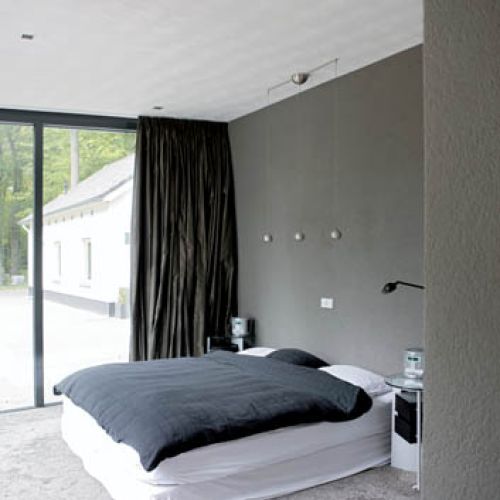 Kubiki stoją pod lasem i wyglądają jak dzieło awangardowego architekta z lat 30. A zaprojektował je dentysta.