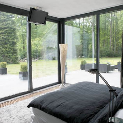 Kubiki stoją pod lasem i wyglądają jak dzieło awangardowego architekta z lat 30. A zaprojektował je dentysta.