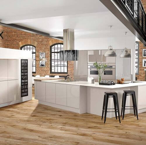 Kuchenka Elan 90 w kolorze kremowym za 14 000 zł, do tego profesjonalna winiarka, Falcon Polska