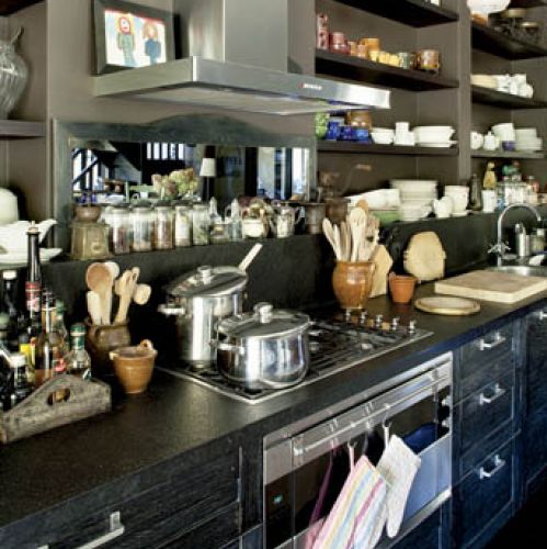 Kuchenna deska do krojenia przyjechała aż z Tunezji. To bardzo ciężki dwunastocentymetrowy plaster drewna egzotycznego.