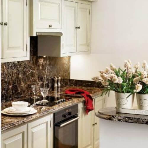 Kuchenna klasyka - białe szafki i marmurowe blaty.