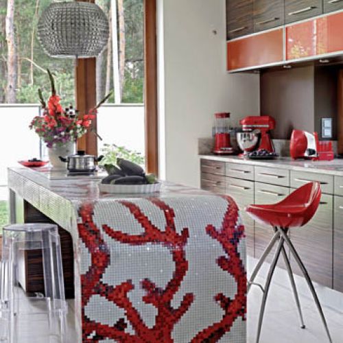 Kuchenna wyspa wyłożona mozaiką Bisazzy z motywem czerwonego koralowca.