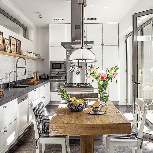 Kuchnia, jak i cały dom, jest urządzona prosto, ale z doskonałych materiałów: drewna, kamienia, ceramiki.