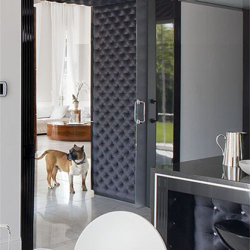 Kuchnia jest oddzielona od jadalni aksamitnym portalem .