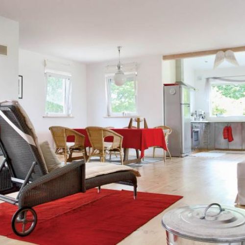 Kuchnia jest otwarta na salon, z którego wychodzi się na taras. Gdy goście siądą przy stole w ogrodzie, gospodyni