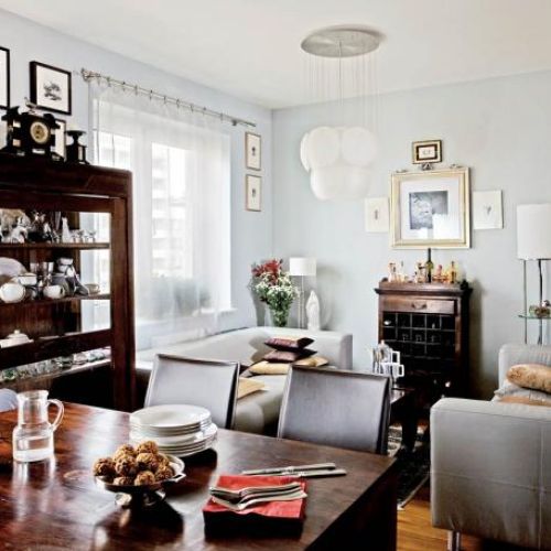 Kuchnia łączy się z salonem przez stół, który staje się częścią obu pomieszczeń.