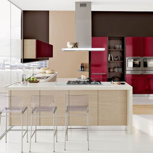 Kuchnia Stosa, model Diamante-rosso amaranto. Fronty laminowane na wysoki połysk oraz drewnopodobne blaty z konglomeratu