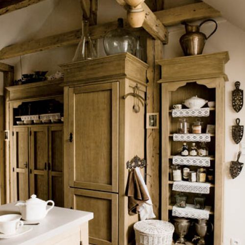 Drewniana kuchnia na poddaszu.