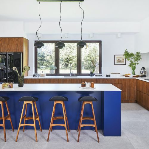 kuchnia z wyspą w stylu mid-century modern