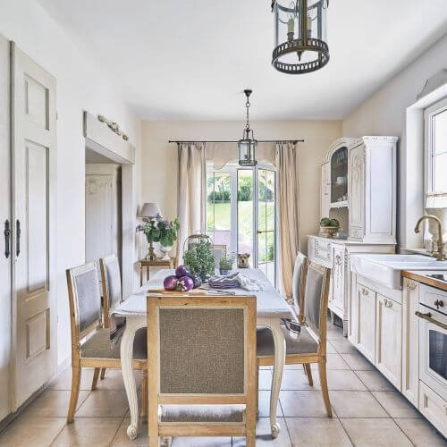 Dodatki w prowansalskim stylu – mech w ceramicznych donicach. Lampy wiszące – sklep z włoskimi antykami w Mokobodach pod