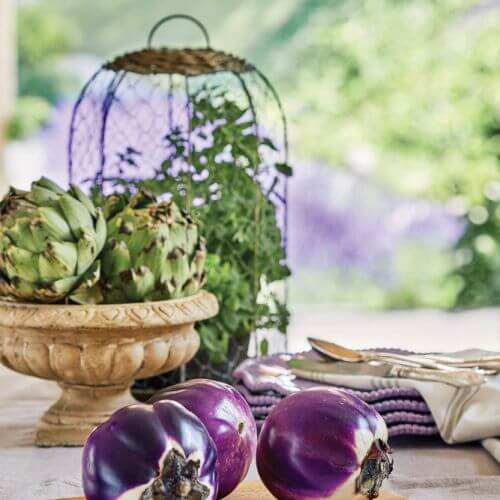 Jak urządzić wnętrze w stylu prowansalskim? Malowanymi antykami, tkaninami w pastelowych kolorach, starą ceramiką, kwitnącą