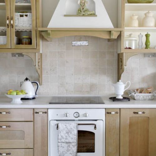 Kuchnia w subtelnym zielonym kolorze w stylu prowansalskim.