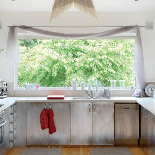 Kuchnia z drzwiczkami ze stali kwasówki.