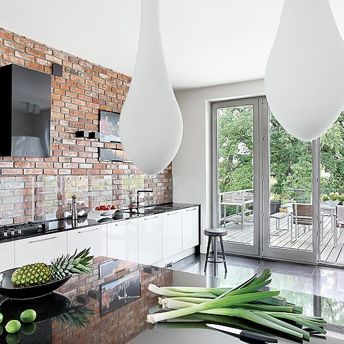 Kuchnia z tarasem toną w zieleni. Zgodnie z naturą: dom z wiszącym tarasem