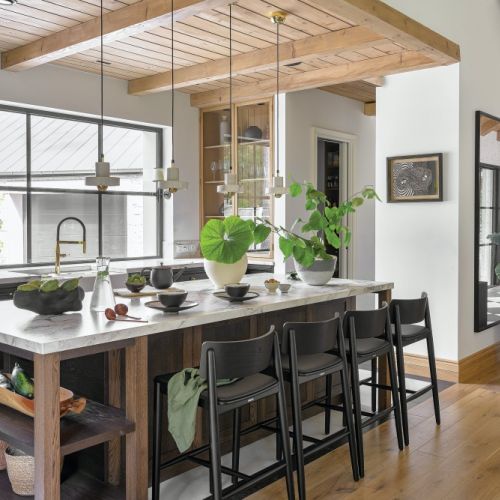 kuchnia z wyspą w stylu farmhouse