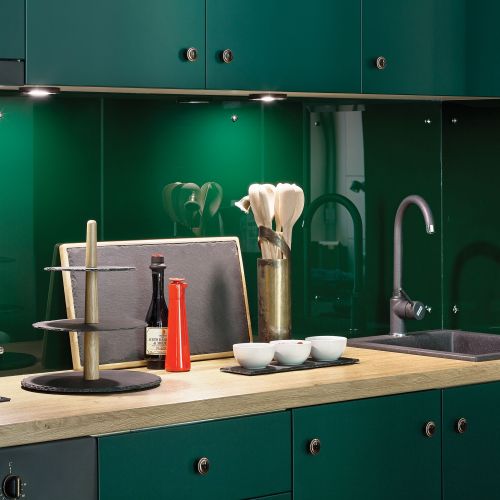 Kuchnia zanurzona jest w ciemnym, głębokim turkusie.