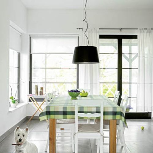 Kuchnia ze stołem pośrodku - przestronna i funkcjonalna.