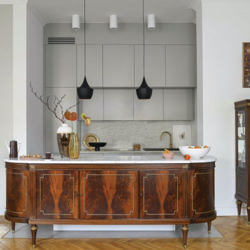 otwarta kuchnia z wyspą w mieszkaniu w kamienicy