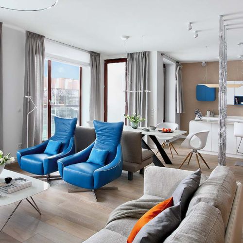 Kuchnia otwarta na salon w bieli i błękicie