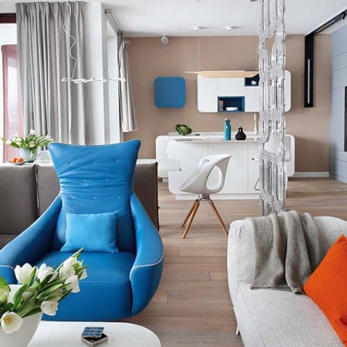 Kuchnia otwarta na salon w bieli i błękicie