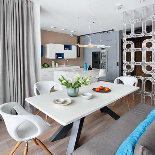 Kuchnia otwarta na salon w bieli i błękicie