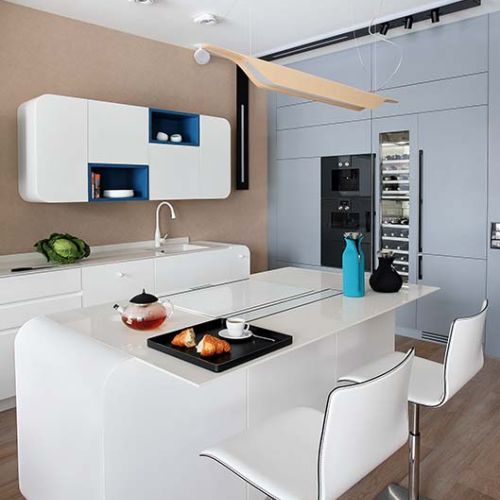 Kuchnia otwarta na salon w bieli i błękicie