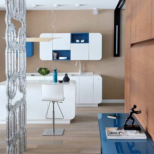 Kuchnia otwarta na salon w bieli i błękicie