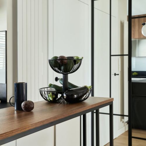 kuchnia w bieli czerni i drewnie