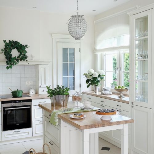 kuchnia z białymi frontami