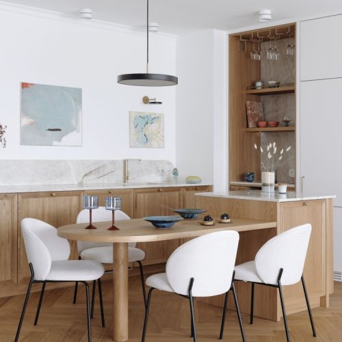kuchnia z jadalnią w eleganckim mieszkaniu nad morzem