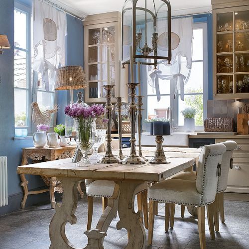 Kuchnię połączono z przeszkloną werandą-jadalnią.