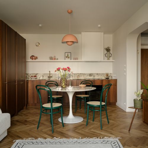 nowoczesna kuchnia w ciemnym drewnie otwarta na salon