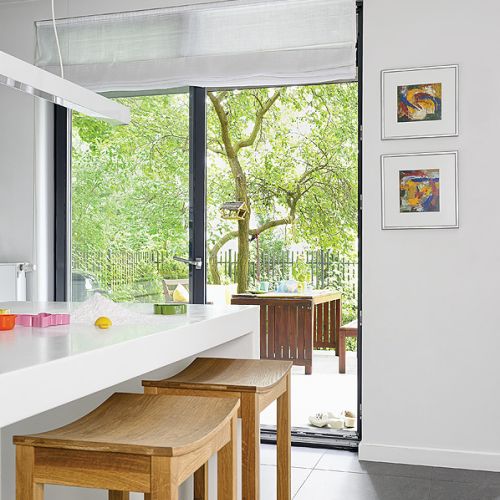 Kuchnię ze szklanymi frontami Anna znalazła w niemieckiej firmie Rational, barowe krzesła De nord w Scandinavian Living.