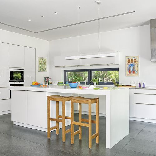 Kuchnię ze szklanymi frontami Anna znalazła w niemieckiej firmie Rational, barowe krzesła De nord w Scandinavian Living.