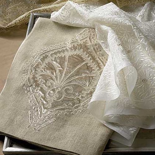 Kunsztowne hafty dodają elegancji nawet surowym tkaninom - za lnianą serwetę Ferrara zapłacimy 2024 zł/m2.