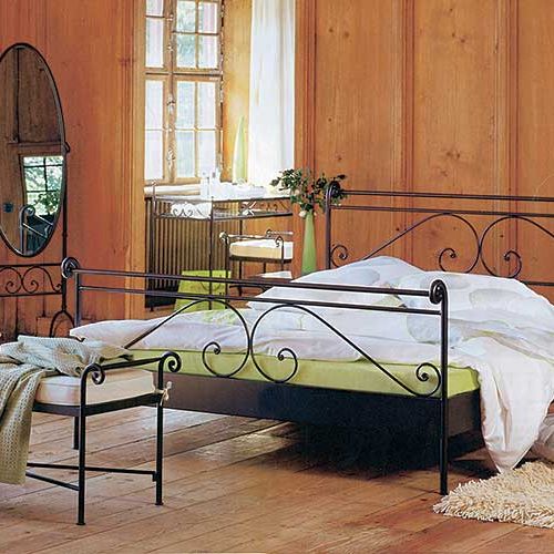 Kute meble dobrze wyglądają w komplecie. Łóżko, ława, stolik i lustro z kolekcji Cerete. HASENA