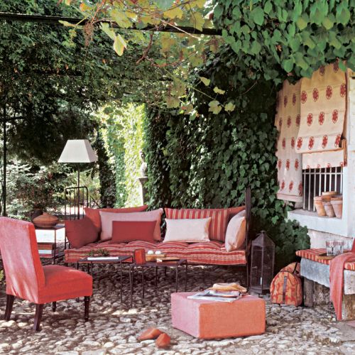 Kute meble ogrodowe najlepiej wymościć poduchami. Materac i poduszka z tkaniny Nimes Teja. KA INTERNATIONAL