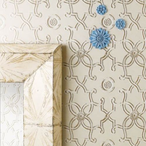 Kwiatowy motyw przypomina mozaikę - tapeta Ornella projektu Niny Campbell.