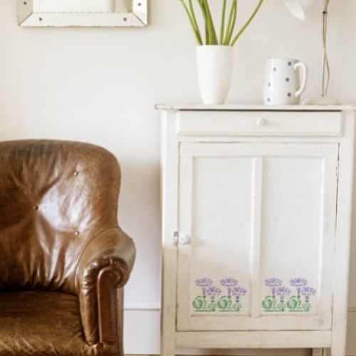 Kwiatowym wzorem można ozdobić meble.